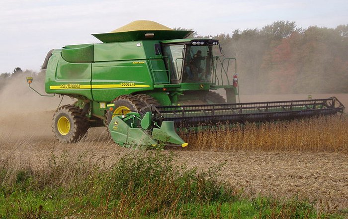Harvesting_soybeans_Source_Wikimedia_Commons